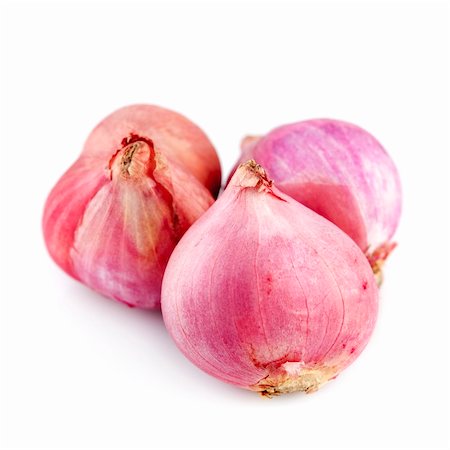 simsearch:400-04824992,k - Close up whole shallots on white background. Stock Photo - Budget Royalty-Free & Subscription, Code: 400-04837611