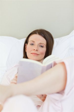 simsearch:400-04206778,k - Woman reading a book on her bed Foto de stock - Super Valor sin royalties y Suscripción, Código: 400-04830804