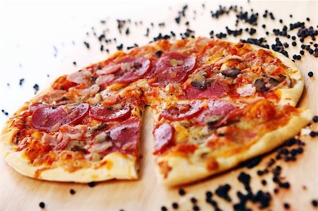 simsearch:400-04479187,k - Fresh colorful pizza with salami, mushrooms and pepper Stock Photo - Budget Royalty-Free & Subscription, Code: 400-04832168