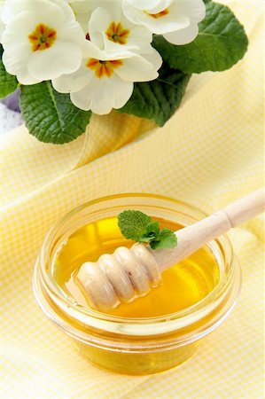 simsearch:400-05135233,k - fresh golden honey in jar with a wooden spoon and flowers Foto de stock - Super Valor sin royalties y Suscripción, Código: 400-04833529