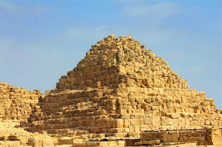 simsearch:400-04652920,k - small ancient egypt pyramid in Giza Cairo Photographie de stock - Aubaine LD & Abonnement, Code: 400-04845662