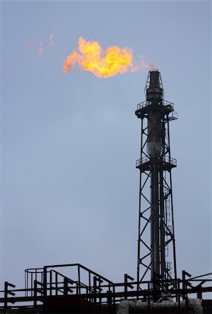 torch is lit on tower refinery - air pollution Photographie de stock - Aubaine LD & Abonnement, Code: 400-04845714