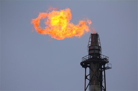 torch is lit on tower refinery - air pollution Photographie de stock - Aubaine LD & Abonnement, Code: 400-04845712