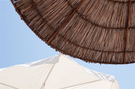 two different contrasted umbrellas on the beach Photographie de stock - Aubaine LD & Abonnement, Code: 400-04847291