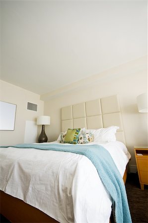 Double bed in the modern interior room Foto de stock - Super Valor sin royalties y Suscripción, Código: 400-04840707