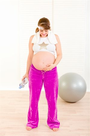 simsearch:400-04798379,k - Pregnant woman in sportswear holding bottle of water and looking on her belly Stock Photo - Budget Royalty-Free & Subscription, Code: 400-04851580