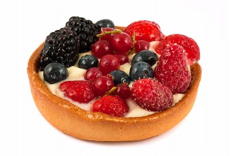 simsearch:614-06116210,k - Cake with fresh berries isolated on white background Foto de stock - Super Valor sin royalties y Suscripción, Código: 400-04865935