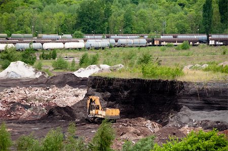 simsearch:700-05662628,k - exploiting soil using a backhoe with railway cars in the background Stock Photo - Budget Royalty-Free & Subscription, Code: 400-04868170