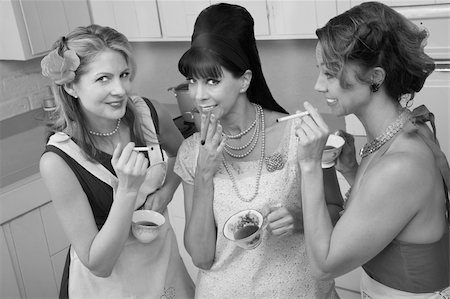 Three middle-aged woman smoke in a retro-style tea party Foto de stock - Super Valor sin royalties y Suscripción, Código: 400-04868702