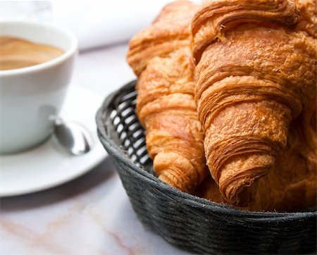 simsearch:400-05704514,k - Breakfast with coffee and croissants in a basket on table Foto de stock - Super Valor sin royalties y Suscripción, Código: 400-04860705