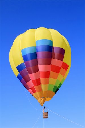 simsearch:400-06642893,k - balloon colorful vivid colors in blue sky flying ship Foto de stock - Super Valor sin royalties y Suscripción, Código: 400-04862620