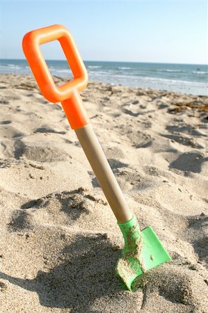 simsearch:400-04423521,k - beach shovel placed on sand Photographie de stock - Aubaine LD & Abonnement, Code: 400-04874650