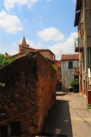simsearch:400-04393153,k - Narrow Alley With Old Buildings In Italian City of Siena Foto de stock - Super Valor sin royalties y Suscripción, Código: 400-04876097