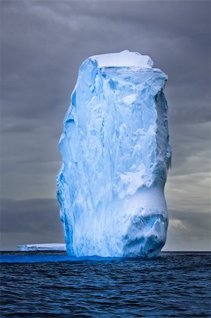 simsearch:400-04264043,k - Antarctic iceberg in the snow in ocean Foto de stock - Super Valor sin royalties y Suscripción, Código: 400-04876549
