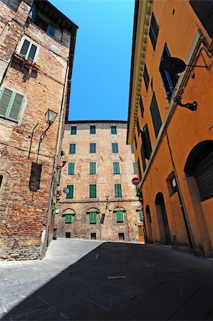 simsearch:400-04393153,k - Narrow Alley With Old Buildings In Italian City of Siena Stock Photo - Budget Royalty-Free & Subscription, Code: 400-04876848