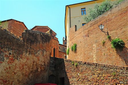 simsearch:400-04375112,k - Narrow Alley With Old Buildings In Italian City of Siena Stock Photo - Budget Royalty-Free & Subscription, Code: 400-04876994