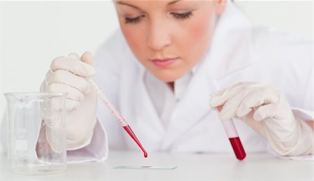 simsearch:400-09011632,k - Beautiful female scientist holding a test tube in a lab Stock Photo - Budget Royalty-Free & Subscription, Code: 400-04879273