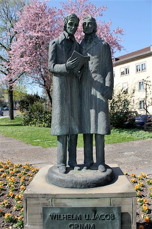 european cherry trees branches - Brother Grimm sculpture in Kassel, Germany Foto de stock - Super Valor sin royalties y Suscripción, Código: 400-04873285