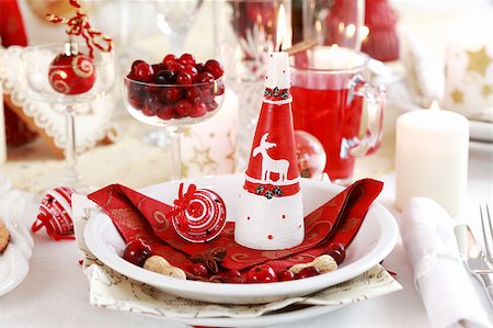 simsearch:400-05693119,k - Table setting for Christmas with apple pie and cranberry punch Stock Photo - Budget Royalty-Free & Subscription, Code: 400-04886530