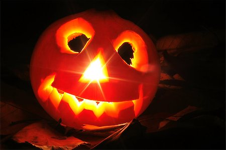 simsearch:400-05325412,k - halloween pumpkin with light in the dark night Stock Photo - Budget Royalty-Free & Subscription, Code: 400-04889434