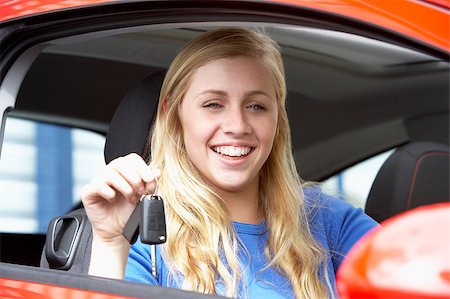 Teenage Girl Sitting In Car, Holding Car Keys And Smiling At The Foto de stock - Super Valor sin royalties y Suscripción, Código: 400-04889648