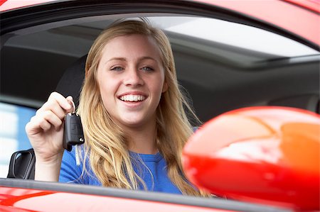 Teenage Girl Sitting In Car, Holding Car Keys And Smiling At The Foto de stock - Super Valor sin royalties y Suscripción, Código: 400-04889649