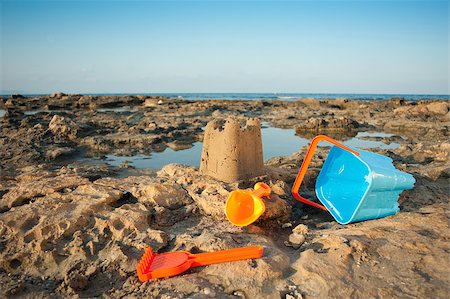 simsearch:400-04423521,k - A sand castle and toy tools in scenic setting Photographie de stock - Aubaine LD & Abonnement, Code: 400-04895241