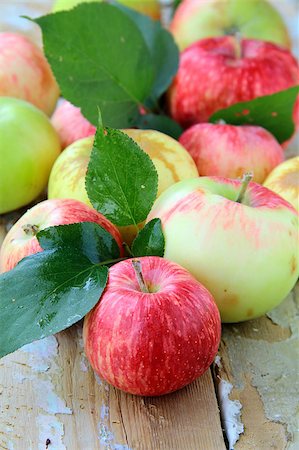 simsearch:400-07096505,k - Red,green and yellow apples with leaves on wooden table Stock Photo - Budget Royalty-Free & Subscription, Code: 400-04896708