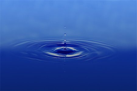 simsearch:614-06813723,k - Macro photo of a perfect water drop on blue background Stock Photo - Budget Royalty-Free & Subscription, Code: 400-04898302