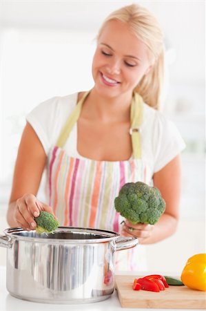simsearch:400-05740111,k - Portrait of a woman putting cabbage on water in a kitchen Stock Photo - Budget Royalty-Free & Subscription, Code: 400-04904424
