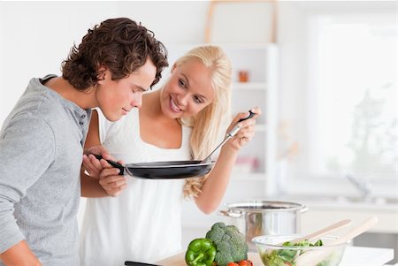 simsearch:400-05740111,k - Couple cooking with a pan in their kitchen Stock Photo - Budget Royalty-Free & Subscription, Code: 400-04904491