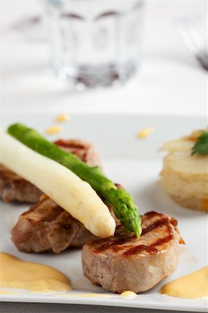 simsearch:400-04684204,k - closeup of white and green asparagus on a slice of fillet Photographie de stock - Aubaine LD & Abonnement, Code: 400-04908902