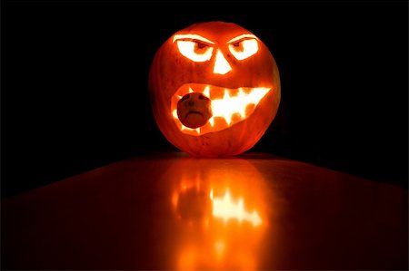 simsearch:400-05325412,k - Halloween pumpkin light in the dark background, with reflections Stock Photo - Budget Royalty-Free & Subscription, Code: 400-04909690