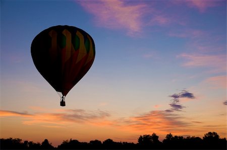 simsearch:400-06642893,k - Hot-air balloon floating against a reddish dawn or dusk sky Foto de stock - Super Valor sin royalties y Suscripción, Código: 400-04915864