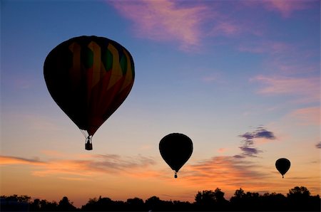 simsearch:400-06642893,k - Hot-air balloons floating against a reddish dawn or dusk sky Foto de stock - Super Valor sin royalties y Suscripción, Código: 400-04915865