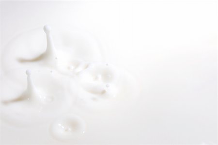 drop of milk splashes into fresh milk Photographie de stock - Aubaine LD & Abonnement, Code: 400-04913633