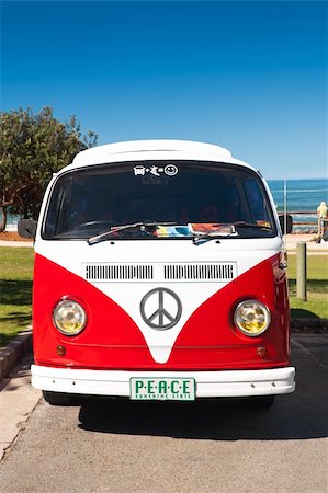 A red and white  van parked at the beach Photographie de stock - Aubaine LD & Abonnement, Code: 400-04913933