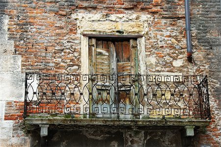 balcony of old brick building in Verona, Italy Photographie de stock - Aubaine LD & Abonnement, Code: 400-04925211