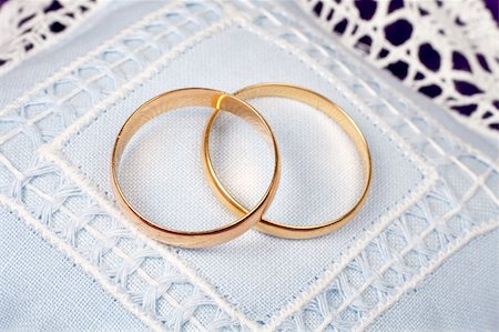 simsearch:400-04978489,k - Two gold wedding rings with shallow depth of field Stock Photo - Budget Royalty-Free & Subscription, Code: 400-04934725