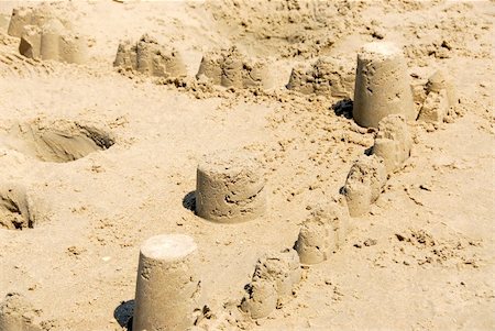simsearch:400-04423521,k - Sand castle with towers and walls on a beach Photographie de stock - Aubaine LD & Abonnement, Code: 400-04946498