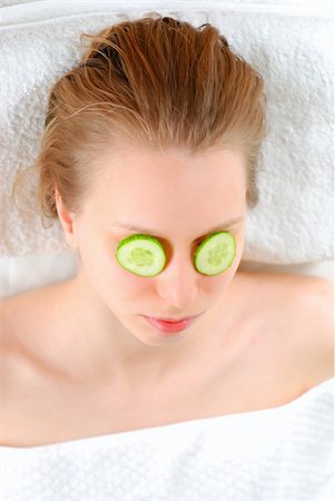 simsearch:400-06137898,k - Woman laying on towel with cucumbers on her eyes Foto de stock - Super Valor sin royalties y Suscripción, Código: 400-04946618