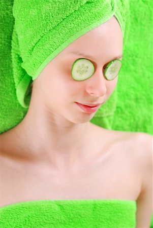 simsearch:400-06137898,k - Woman laying on towel with cucumbers on her eyes Foto de stock - Super Valor sin royalties y Suscripción, Código: 400-04946620