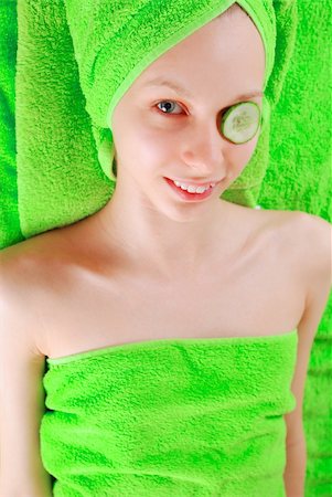 simsearch:400-06137898,k - Woman laying on towel with cucumbers on her eyes Foto de stock - Super Valor sin royalties y Suscripción, Código: 400-04946621