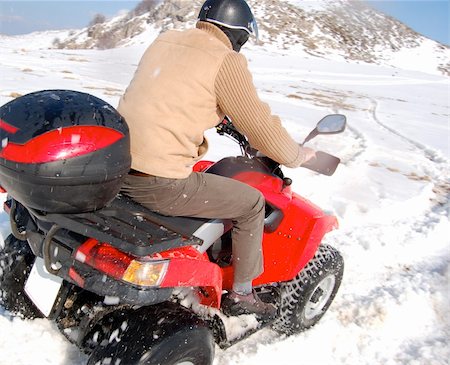 Man riding quad in mountain snow Photographie de stock - Aubaine LD & Abonnement, Code: 400-04948637