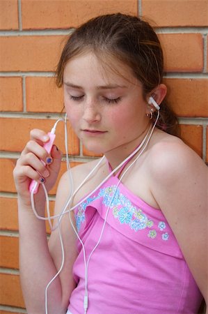 simsearch:400-04300097,k - Beautiful girl listening to music Stock Photo - Budget Royalty-Free & Subscription, Code: 400-04943118