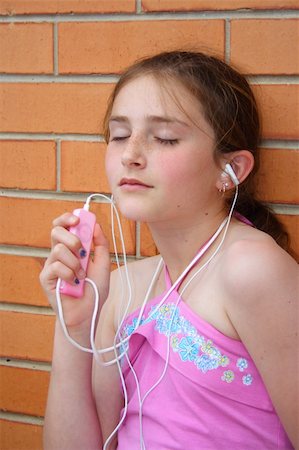 simsearch:400-04300097,k - Beautiful girl listening to music Stock Photo - Budget Royalty-Free & Subscription, Code: 400-04943119