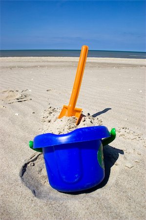 simsearch:400-04423521,k - Orange plastic spade and blue bucket in the sandy seashore Photographie de stock - Aubaine LD & Abonnement, Code: 400-04954981