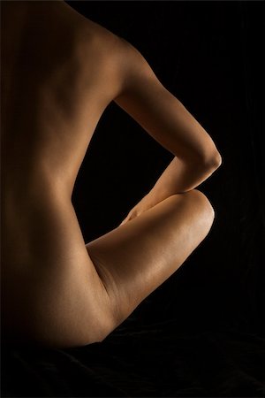 simsearch:400-04450916,k - Back view of nude Hispanic mid adult woman sitting with elbow on knee. Stock Photo - Budget Royalty-Free & Subscription, Code: 400-04955634