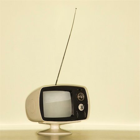 Stilll life of vintage television set with antenna raised. Photographie de stock - Aubaine LD & Abonnement, Code: 400-04956229