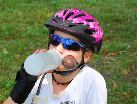pre teen rollerblading - Young girl taking a break from rollerblading drinking water Stock Photo - Budget Royalty-Free & Subscription, Code: 400-04957154